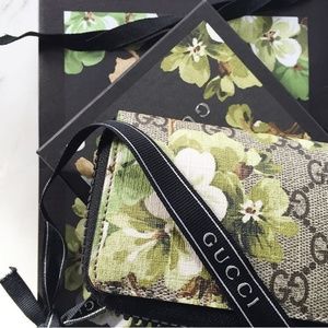 Gucci New Supreme Bloom Zip Card Case Wallet